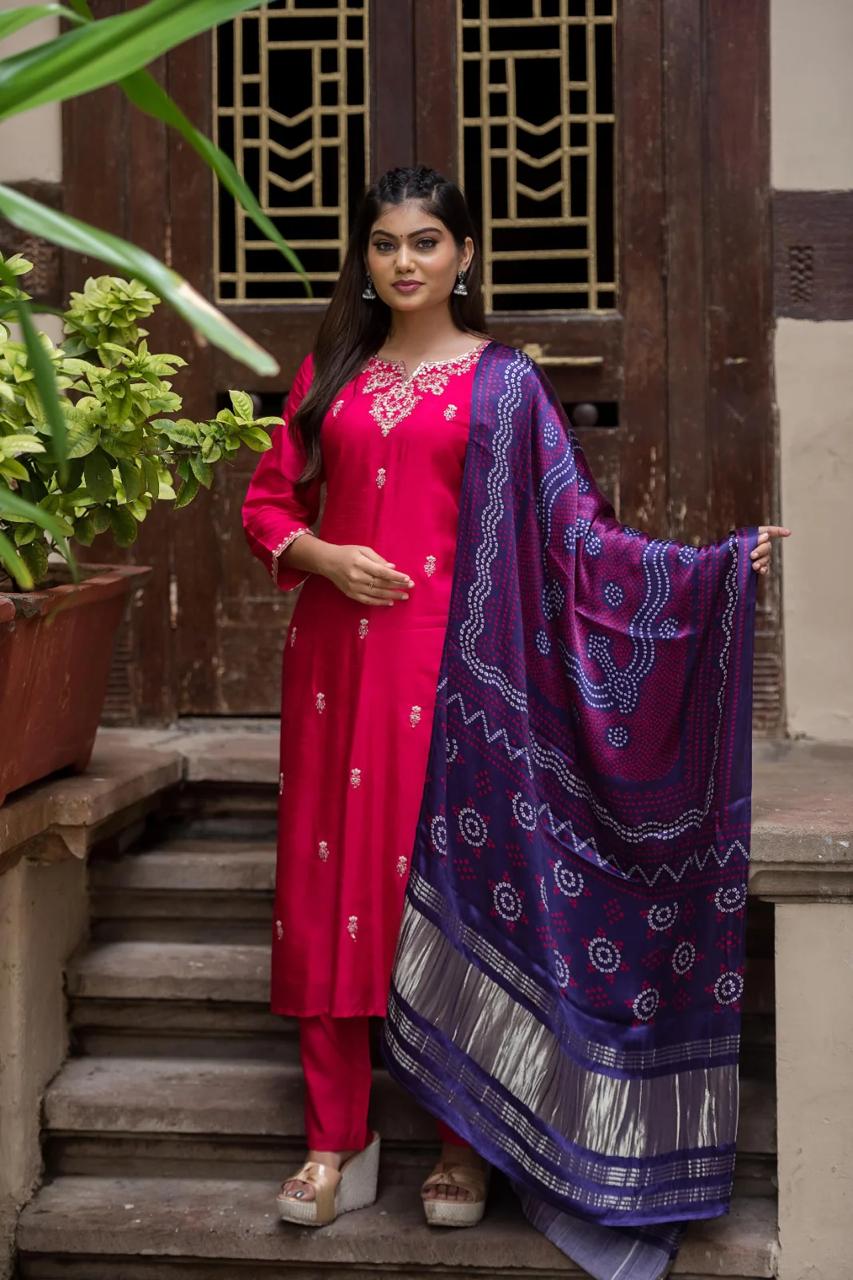 Dola silk paired with gaji silk lakri patta dupatta in contrast